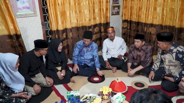 Rektor UIN Alauddin Dampingi Menteri Agama Kunjungi Rumah Duka Staf Humas DPRD Makassar