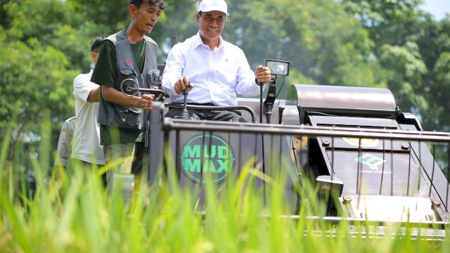 Mentan amran Saat meninjau langsung dan menjajal performa prototipe Combine Harvester – MUD MAX pada Senin (3/11/2025),