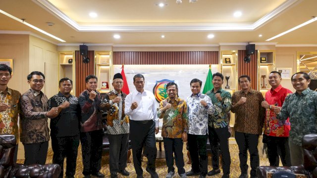 Ketua Umum APKARINDO Irfan Ahmad Fauzi dalam pertemuan dengan Mentan Amran di Kantor Pusat Kementerian Pertanian (Kementan), Jakarta, Rabu (5/11/2025).