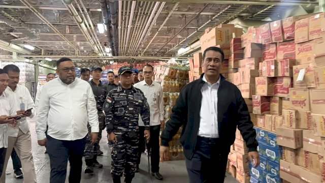 Menteri Pertanian (Mentan) Andi Amran Sulaiman melepas keberangkatan bantuan pangan "Kementan Peduli Bencana" untuk korban banjir di Aceh, Sumatera Utara, dan Sumatera Barat di Dermaga Kolinlamil, Pelabuhan Tanjung Priok, Jakarta, Jumat (5/12/2025). 