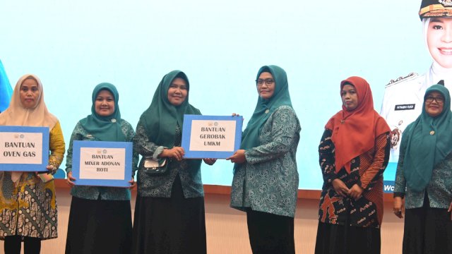 TP PKK Sulsel Salurkan Bantuan UMKM pada Pembukaan Pelatihan Kader