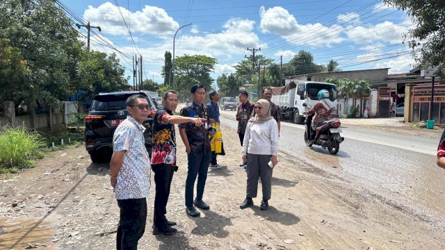 Kepala Dinas Bina Marga mengunjungi salah satu ruas jalan Provinsi Sulsel, Kamis (11/12/2025). Foto : Humas Pemprov Sulsel