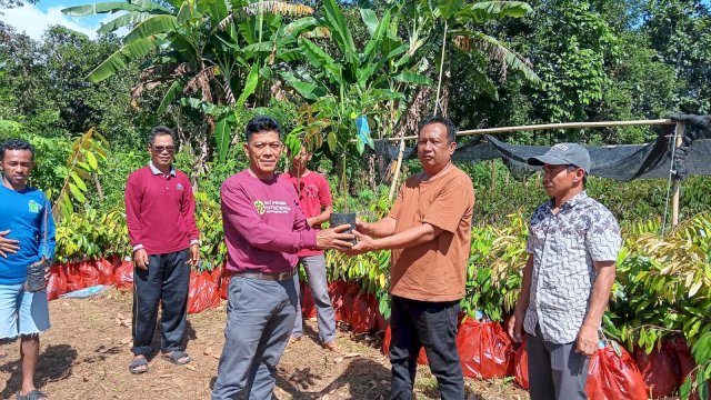 Plt KPH jeneberang menyerahkan bantuan bibit Multi Purpose Tree Species (MPTS) Di Kabupaten Gowa 