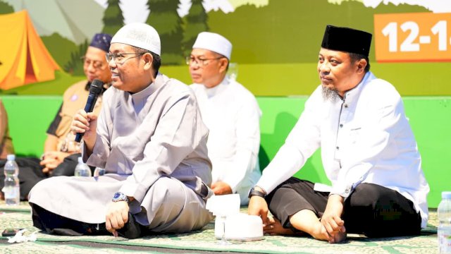 Gubernur Sulawesi Selatan, Andi Sudirman Sulaiman menghadiri kegiatan kajian ilmiah Islam yang dibawakan oleh Ustadz Dr. Firanda Andirja, M.A dalam rangkaian Jambore OSIS tingkat SMA/sederajat.