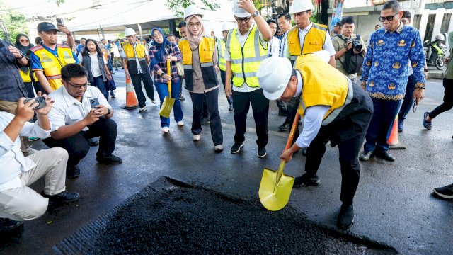 Gubernur Sulawesi Selatan, Andi Sudirman Sulaiman, secara resmi melakukan groundbreaking atau peletakan batu pertama Penanganan Preservasi Jalan Paket 1 melalui skema Multi Years Contract (MYC) Tahun Anggaran 2025-2027, di Jalan Lenjen Hertasning, Kota Makassar, Rabu (17/12/2025).