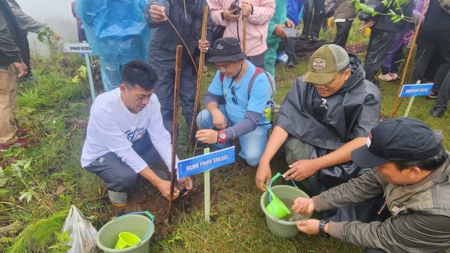 Khalid saat ditemui beberapa tim awak media diacara penanaman serentak penghijauan lahan kritis di kecamatan Tinggi Moncong Kabupaten Gowa Sabtu, (20/12/2025).