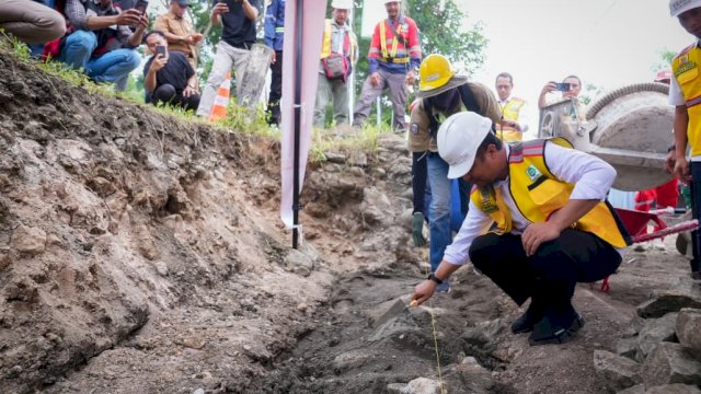 Gubernur Sulawesi Selatan, Andi Sudirman Sulaiman secara resmi melakukan groundbreaking atau peletakan batu pertama pekerjaan preservasi jalan Provinsi Paket 4 di Kabupaten Wajo yang masuk dalam skema Multi Years Contract (MYC), Selasa (23/12/2025