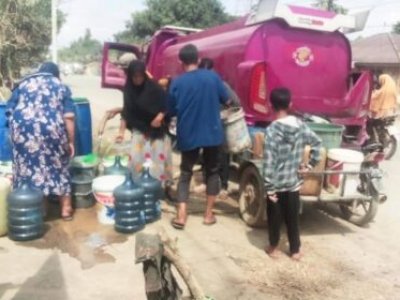 Gubernur Sulsel Salurkan Tiga Truk Air Bersih Siap Minum untuk Korban Banjir Aceh Tamiang