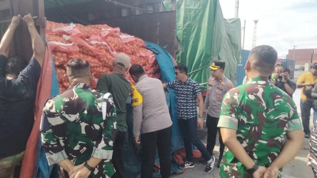 Tim gabungan melakukan pemeriksaan di Pelabuhan Tanjung Emas, Jumat (2/1/2026)