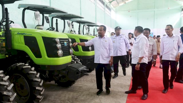 Gubernur sulsel menyerahkan bantuan ribuan Alsintan bersama jajaran Forkopimda Sulsel dan Maros di Gudang Alsintan Dinas Tanaman Pangan, Hortikultura dan Perkebunan (TPHBun) Sulsel, Jalan Andi Pettarani, Kabupaten Maros, beberapa hari lalu.