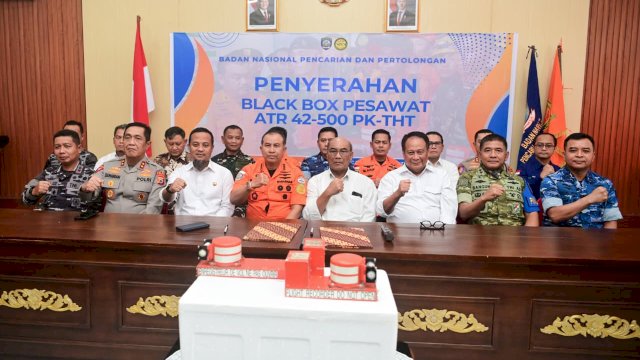 Gubernur Sulsel Saksikan Penyerahan Black Box Pesawat ATR 42-500 PK-THT