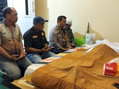 Wujud Kepedulian Antar sesama Bhabinkamtibmas Polsek Manggala Sambang Duka Warganya yang Meninggal Dunia