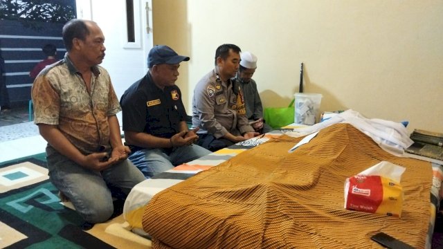 Wujud Kepedulian Antar sesama Bhabinkamtibmas Polsek Manggala Sambang Duka Warganya yang Meninggal Dunia