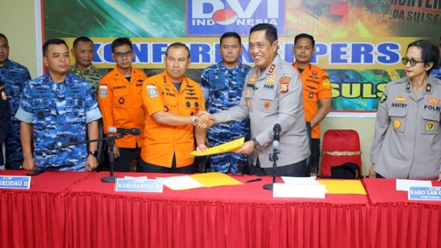 7 Kantong Jenazah Korban Pesawat ATR 42-500 Diserahkan ke Biddokkes Polda Sulsel