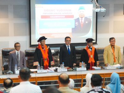 Sekretaris Daerah Sulsel Hadiri dan Uji Sidang Disertasi Program Doktor FISIP Unhas