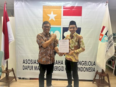 Ketum APPMBGI Bro Rivai Resmi Serahkan, SK DPD I Kalimantan Selatan Perkuat Ekosistem MBG Nasional