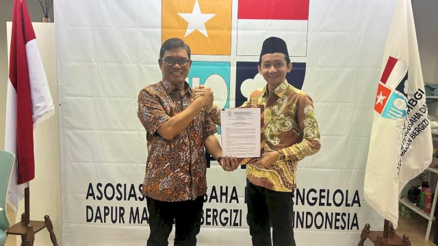 Abdul Rivai Ras Saat memberikan SK Foto list.