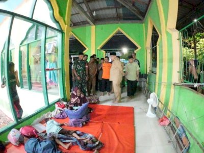 Temui Warga Manggala Terdampak Banjir, Walikota Munafri Turun Langsung Hingga Larut Malam Cek Logistik Pengungsi