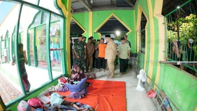 Temui Warga Manggala Terdampak Banjir, Walikota Munafri Turun Langsung Hingga Larut Malam Cek Logistik Pengungsi