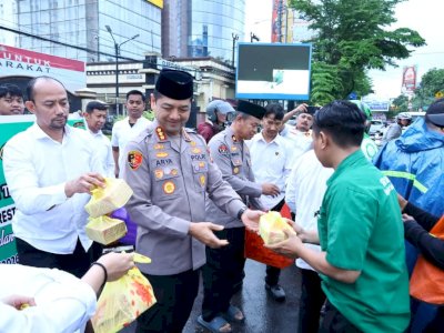 Ramadan Berkah Kapolrestabes Makassar Turun Ke Jalan Bagikan Takjil