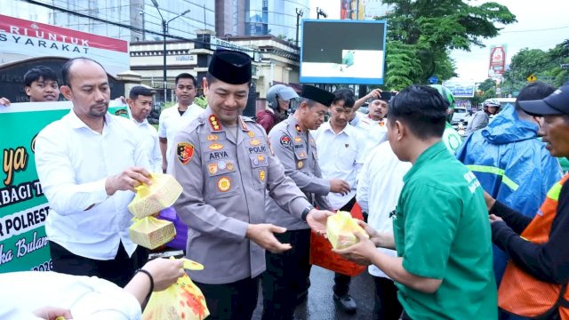 Ramadan Berkah Kapolrestabes Makassar Turun Ke Jalan Bagikan Takjil