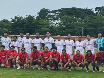 Momen Santai Usai Rakernas PSI, Kaesang&ndash;Raja Juli Antoni Main Bola Bareng Legenda PSM di Gowa