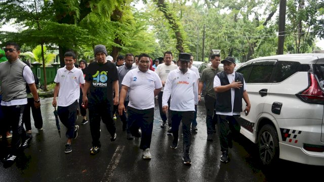 Gubernur sulsel ,Andi Sudirman Sulaiman pada Acara Jalan Sehat Anti Mager bersama DR.Muh.Yusuf Ali (Sekertaris BKPRMI Sulsel)