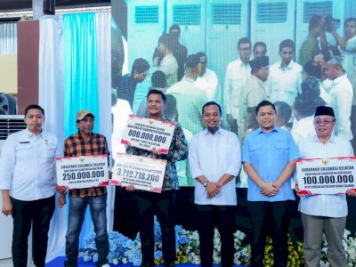 Gubernur Sulsel Serahkan Bantuan Bibit, Green House hingga Kapal Nelayan untuk Warga Bantaeng