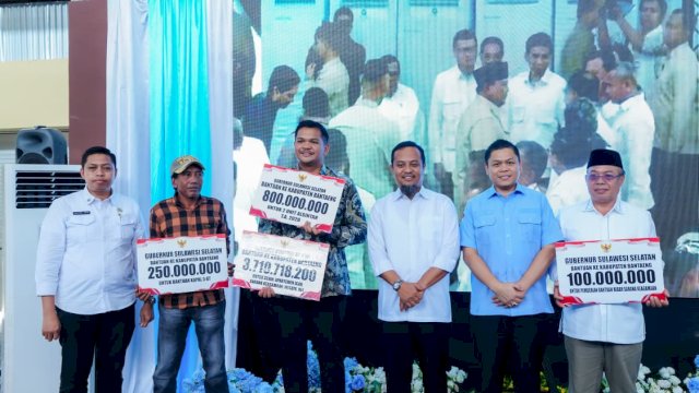 Gubernur Sulsel Serahkan Bantuan Bibit, Green House hingga Kapal Nelayan untuk Warga Bantaeng