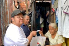 Diguyur Hujan, Gandi Rusdi Tetap Menyapa Warga Lewat Jumat Berkah