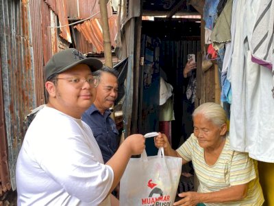Diguyur Hujan, Gandi Rusdi Tetap Menyapa Warga Lewat Jumat Berkah