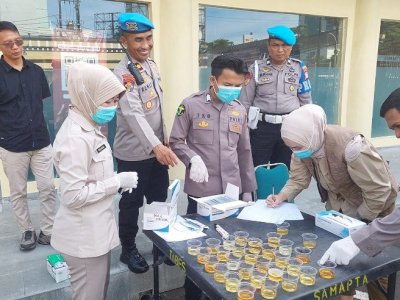 Cegah Penyalahgunaan Narkoba, Propam Polrestabes Makassar Lakukan Pemeriksaan Mendadak