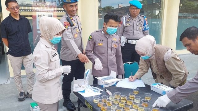 Cegah Penyalahgunaan Narkoba, Propam Polrestabes Makassar Lakukan Pemeriksaan Mendadak