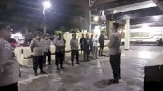 Jaga Makassar Tetap Adem, Kapolsek Mamajang Pimpin Langsung Patroli “Cipkon” Malam Minggu