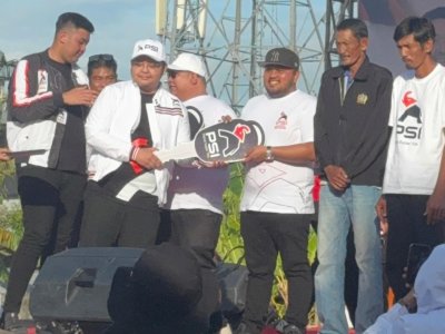 PSI Sulsel Tegaskan Politik Kehadiran, Gandi Rusdi Serahkan Lima Ambulans untuk Warga Pinrang