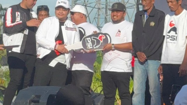 PSI Sulsel Tegaskan Politik Kehadiran, Gandi Rusdi Serahkan Lima Ambulans untuk Warga Pinrang