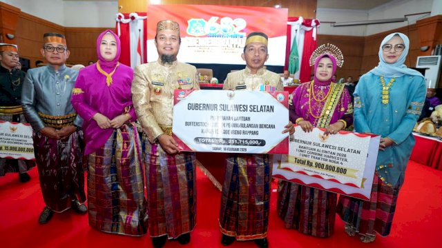 Andi Sudirman Sulaiman, menyerahkan bantuan keuangan sebesar Rp15 miliar untuk Pemerintah Kabupaten Sidenreng Rappang (Sidrap) pada tahun anggaran 2026.