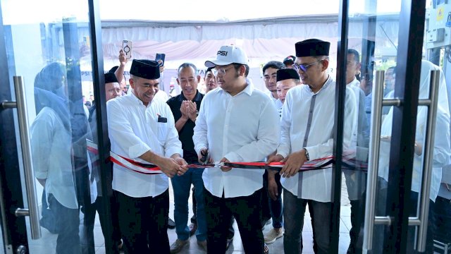 Ketua DPW PSI Sulsel saat resmikan Kantor Baru foto list.
