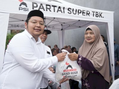 Hangatnya Safari Ramadhan PSI Sulsel, Muammar Gandi Rusdi Sapa dan Bantu Warga Gowa