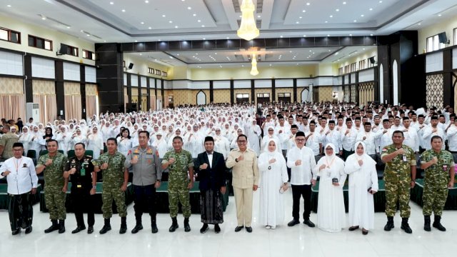 Gubernur Sulawesi Selatan Andi Sudirman Sulaiman mendampingi Wakil Menteri Pertahanan Donny Ermawan dalam penyampaian materi bertajuk &ldquo;Pertahanan Negara dan Wawasan Kebangsaan&rdquo; pada kegiatan Ramadan Leadership Camp di Asrama Haji Sudiang, Minggu (22/2/2026).