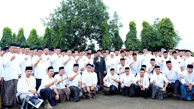 Gubernur Sulsel Andi Sudirman Bersama ASN Pemprov Sulsel Foto list.