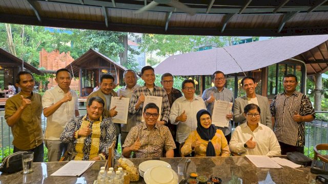 Abdul Rivai Ras menyerahkan SK DPD I & II Lampung Foto list .