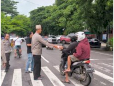 Wujud Kepedulian di Bulan Suci, Polsek Mamajang Bagikan Takjil untuk Masyarakat dan Tahanan