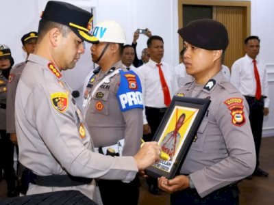 ​Kapolrestabes Makassar Pimpin Upacara PTDH Anggota yang Bolos Kerja Bertahun&nbsp;tahun