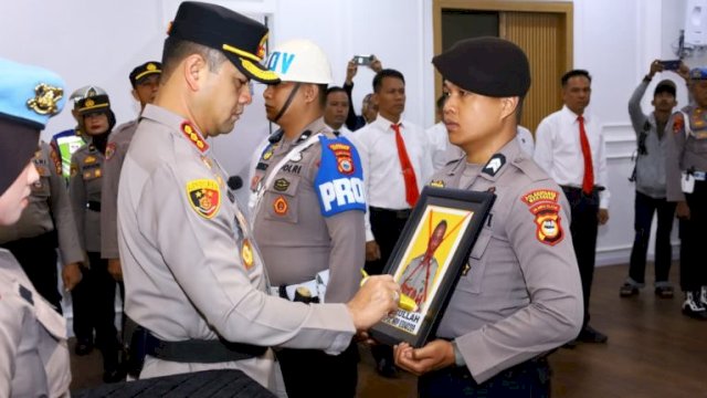 ​Kapolrestabes Makassar Pimpin Upacara PTDH Anggota yang Bolos Kerja Bertahun&nbsp;tahun