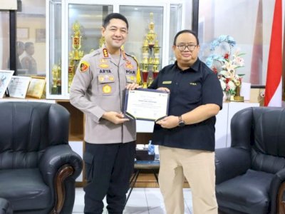 Kapolrestabes Makassar Terima Penghargaan dari KPP Pratama atas Kepatuhan Lapor SPT 2025