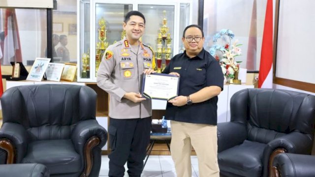 Kapolrestabes Makassar Terima Penghargaan dari KPP Pratama atas Kepatuhan Lapor SPT 2025