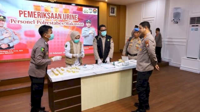 Mendadak dan Transparan Polrestabes Makassar, Tes Urine PJU dan Kapolsek Hasilnya Nihil Narkoba