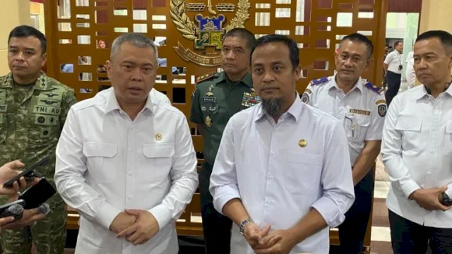 Menhub Bersama Gubernur Sulsel Foto list.