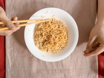 Sahur Pakai Mi Instan: Penyelamat di Waktu Sempit atau ‘Bom’ Lapar yang Tersembunyi?